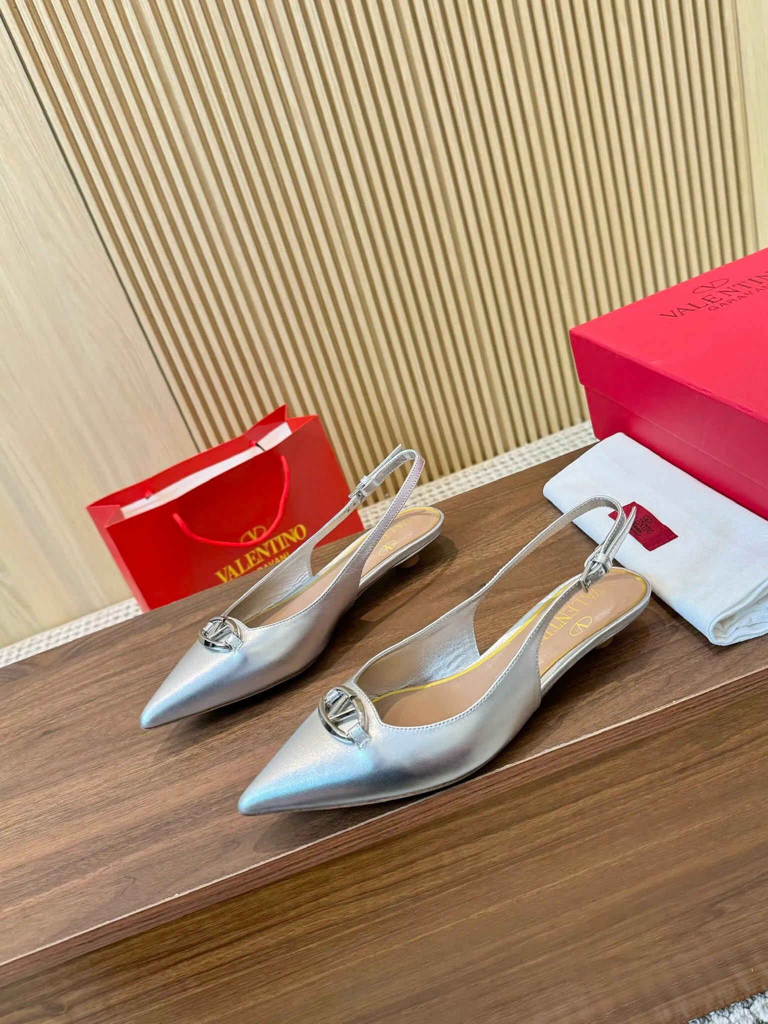 👟👟Ex-factory price 440👟👟 Genuine leather sole +40 Top version 𝑉𝐴𝐿𝐸𝑁𝑇𝐼𝑁𝑂 Valentino new spring and summer women's back hollow new sandals. The new generation of unique small "V" buckle brings out a full sense of luxury. The new season will live up to expectations! Worth buying★Absolutely high-grade❥Original method, Absolutely sensual❥Elegant style, creating a different feeling, simple and elegant style!  Code number: 35-41 (34-42 customized, non-returnable) Fabric: Imported matte cowhide Inner feet: Inner sheepskin Heel height: 3 types Heel height: 3cm➕6.5cm➕9.5cm